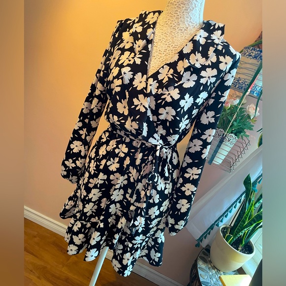 Black & White All Over Floral Print Dynamite Mini Dress Small - Picture 1 of 7